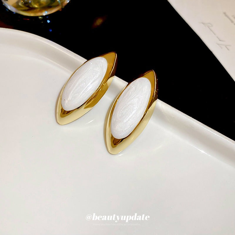 Minimally designed oval earrings with oil droplets fashionable and high-end atmospheric earrings