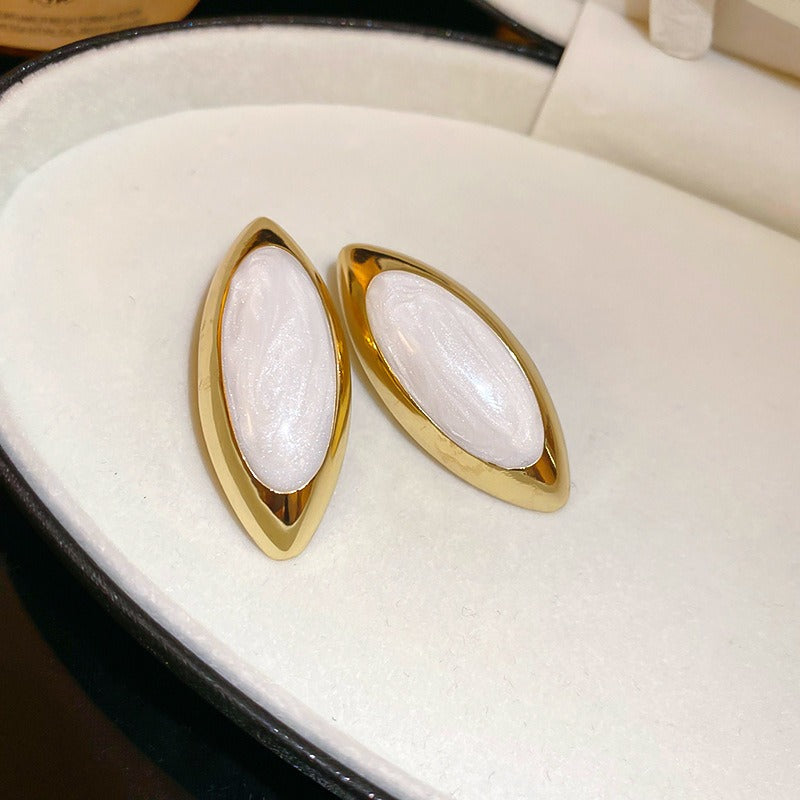 Minimally designed oval earrings with oil droplets fashionable and high-end atmospheric earrings