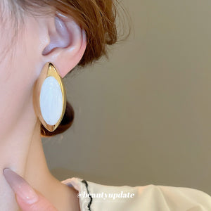 Minimally designed oval earrings with oil droplets fashionable and high-end atmospheric earrings