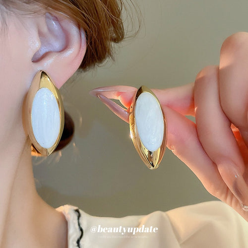 Minimally designed oval earrings with oil droplets fashionable and high-end atmospheric earrings